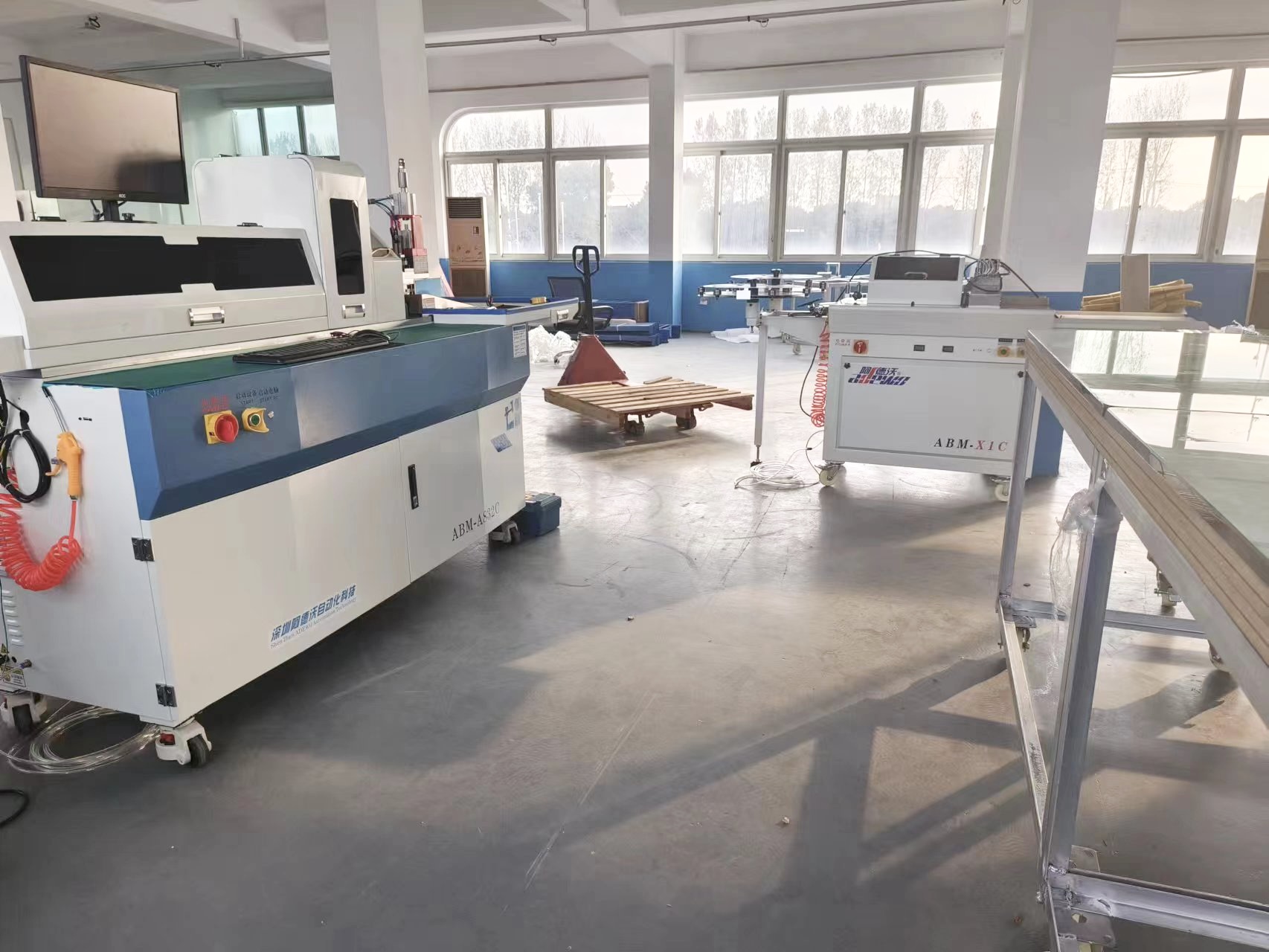 Installazione e formazione dell'intero set di macchine con successo
